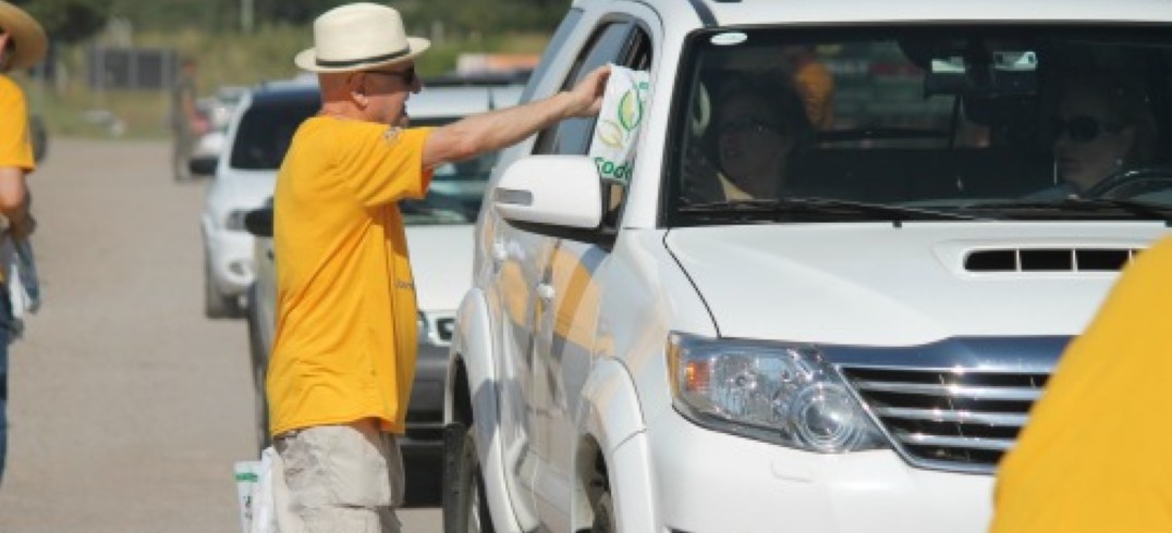 Presidente Nelson Sbabo entrega material aos motoristas durante ação promovida pela CIC - Foto: Juliano Flores/CIC